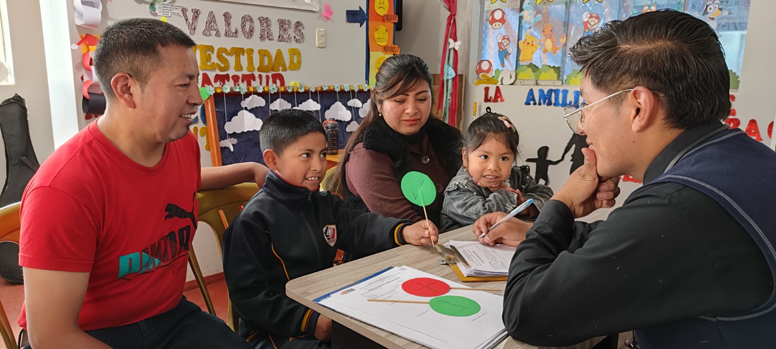 Estudiantes felices en el Colegio Pentágono